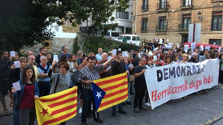 BIDEOA: Dozenaka lagun bildu dira Kataluniako erreferendumaren alde