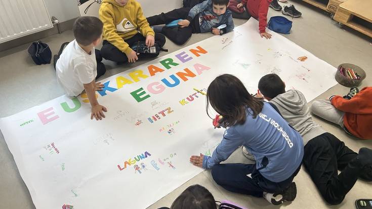 Ikastetxeetan ere euskararen aldeko aldarriak zabaldu dituzte