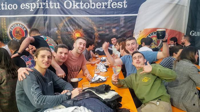 Jendetza eta festa giroa Garagardo Azokako irekieran