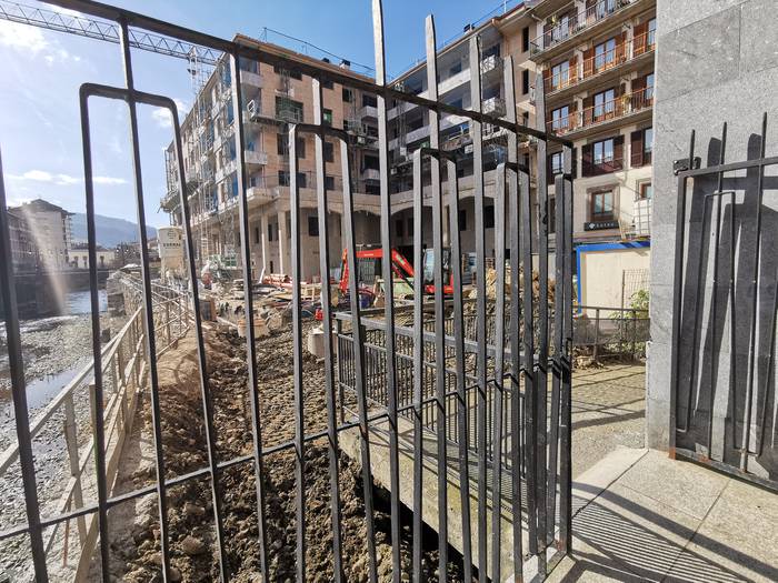 Alberdieneako lanak tarteko, itxita izango da Azpeitiko plazatik Goiko kalerako ibai ondoko pasabidea