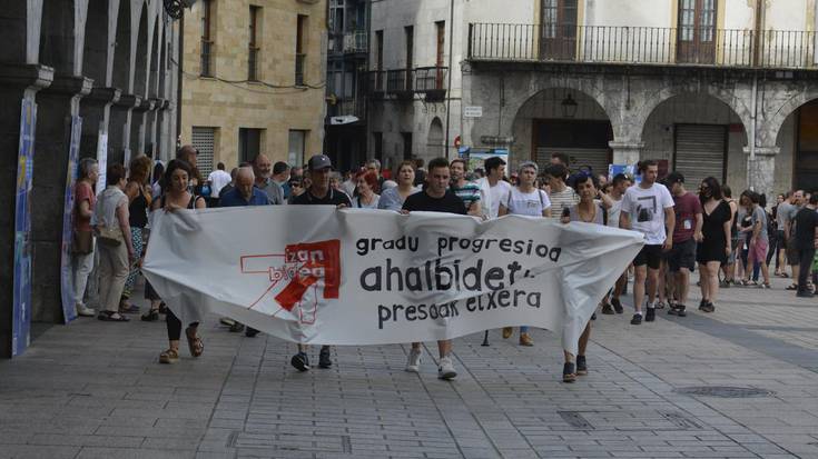 Presoen etxeratzea eskatu dute dozenaka lagunek manifestazioan