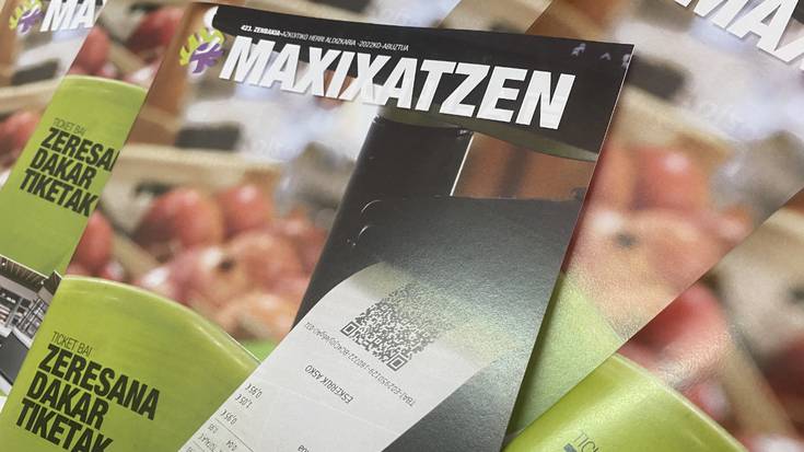 Maxixatzenen abuztuko aldizkaria banatzen ari dira