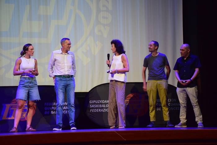 Gipuzkoako Saskibaloi Federazioak kirolari nabarmenduaren saria eman dio Intza Lizarazuri