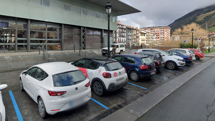 Azoka Plazaren atzeko aparkalekuetan ibilgailuak doan aparkatu ahal izango dira