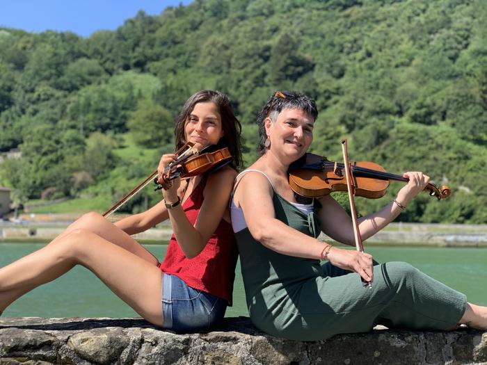 Alba Carretero eta Amaia Gutierrez: "Magia berezia sortzen du Urmugaren parajeetan jotzeak"