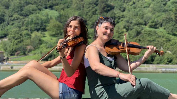 Alba Carretero eta Amaia Gutierrez: "Magia berezia sortzen du Urmugaren parajeetan jotzeak"