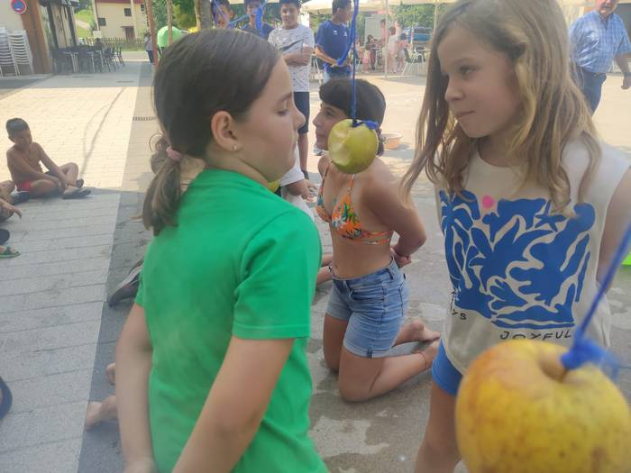 Haur jolasekin hasi dituzte aurtengo karmenak Arroabean