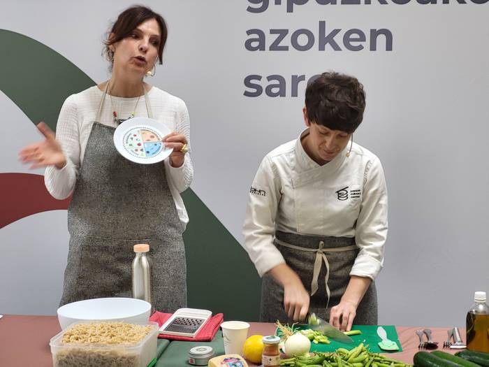 Azokatik Mahaira sukaldaritza tailerra egin dute Berdura Plazan