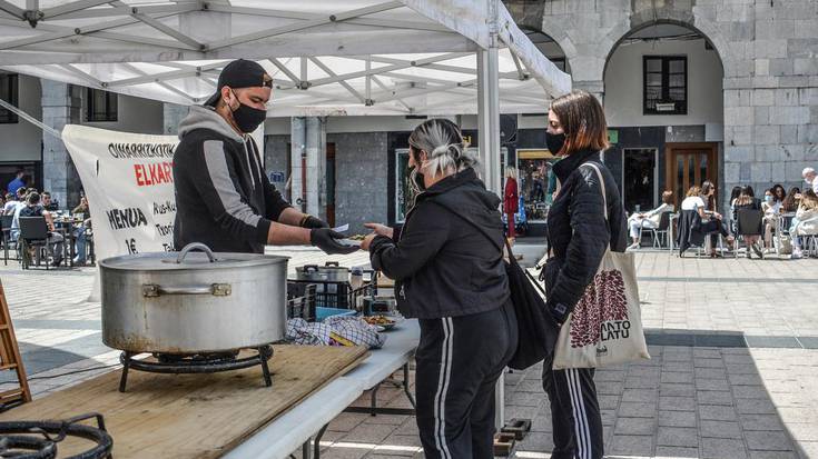 Elkartasun azoka egin dute oinarrizko produktuen biltegia herriratzeko