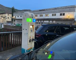 Ibilgailu elektrikoak kargatzeko hamar puntu berri jartzea adostu dute Ekindarrek eta udalak