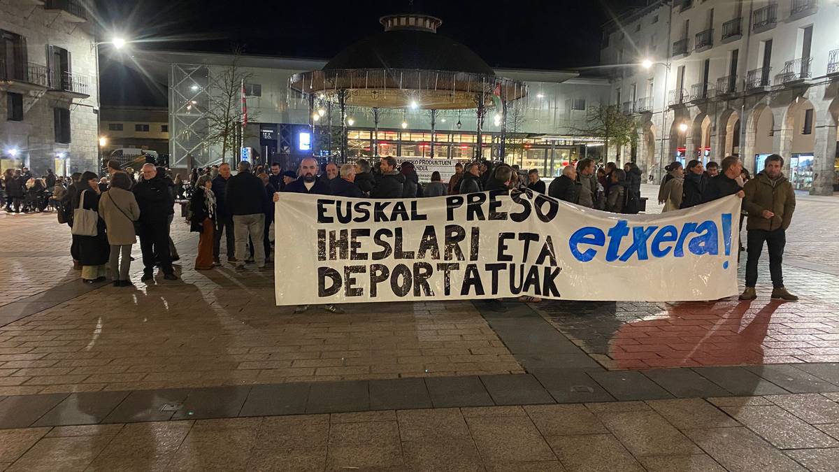 Euskal presoen eta iheslarien eskubideen alde elkartu dira plazan