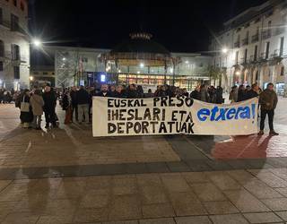 Euskal presoen eta iheslarien eskubideen alde elkartu dira plazan