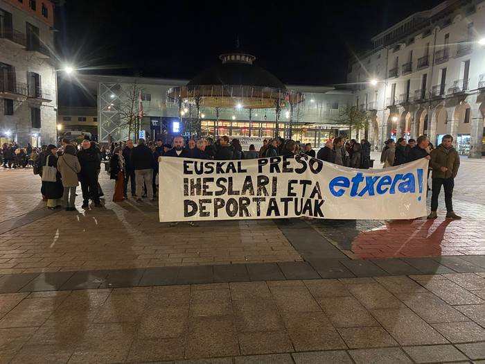 Euskal presoen eta iheslarien eskubideen alde elkartu dira plazan