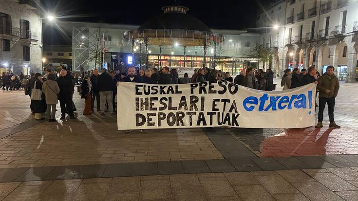 Euskal presoen eta iheslarien eskubideen alde elkartu dira plazan