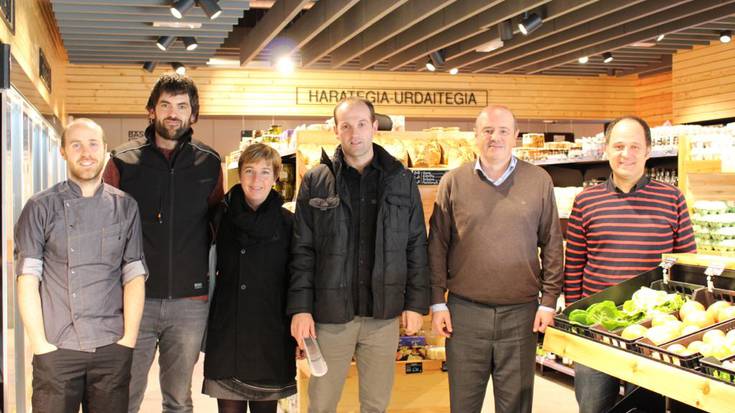 Azoka Plaza bisitatu du Jaurlaritzaren Nekazaritza sailburuordeak