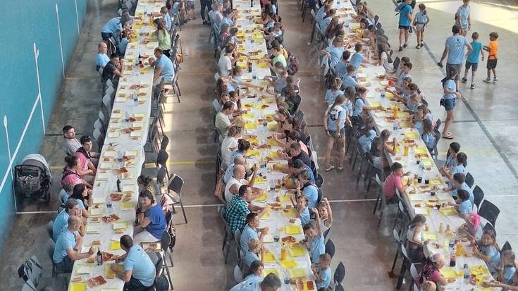 Bihar jarriko dituzte salgai Umeen Eguneko bazkarirako txartelak, igerilekuko tabernan