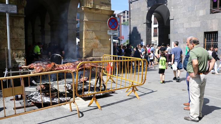 Jendetza bildu da plazan Herri Jaiaz gozatzeko