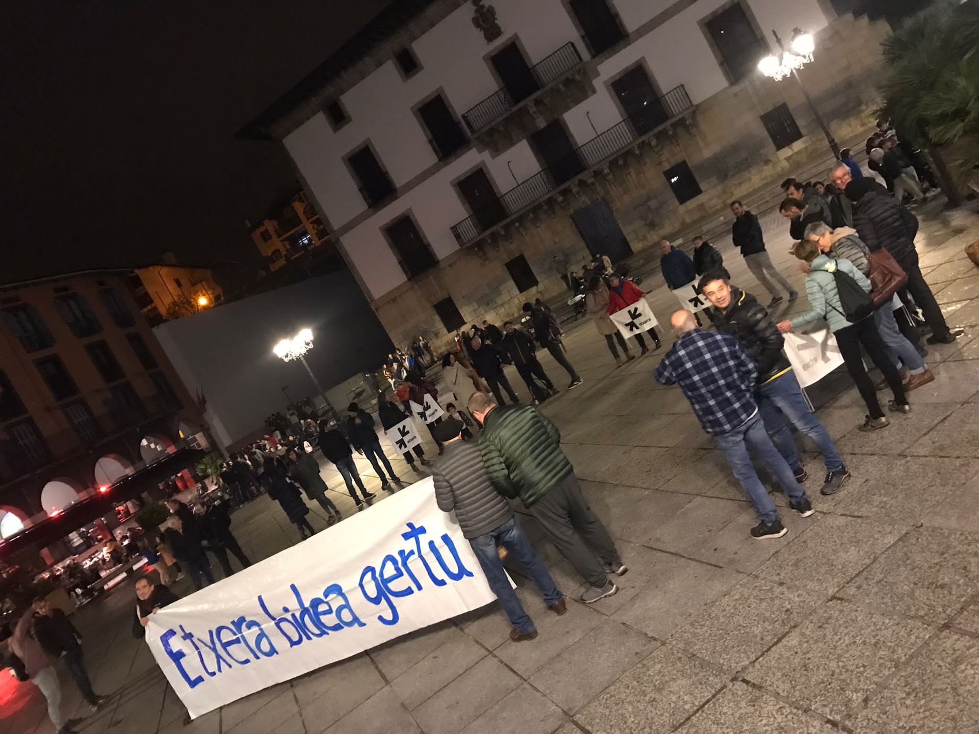 Hileko azken ostiralarekin, euskal presoen eskubideen alde elkarretaratzea egin dute dozenaka lagunek