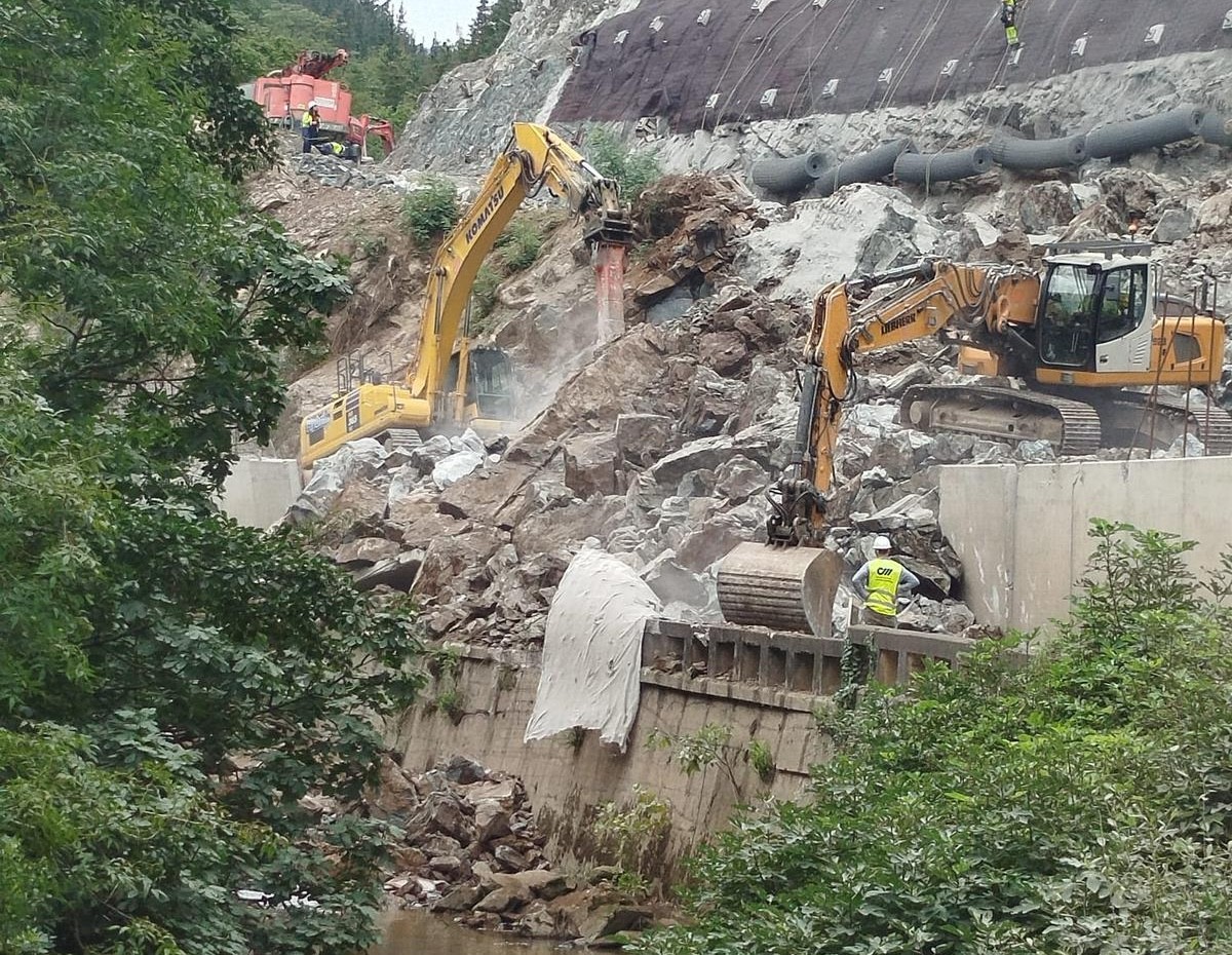 Lur jausia izan da Aizpurutxoko errepideko obretan, eta bidea itxita egongo da gutxienez gauera arte
