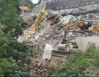 Lur jausia izan da Aizpurutxoko errepideko obretan, eta bidea itxita egongo da gutxienez gauera arte