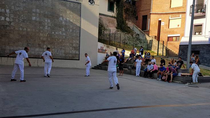 Pala eta esku pilota txapelketako bigarren jardunaldia jokatu dute