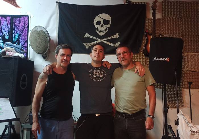 'Hil arte bizi' diskoa kaleratu du 3zur taldeak