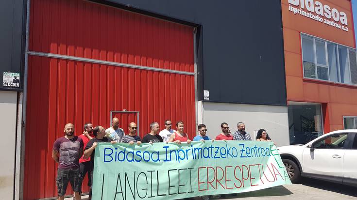 Arroa Beheko Bidasoa inprimatze zentroko langileek ordubeteko lanuztea egin dute