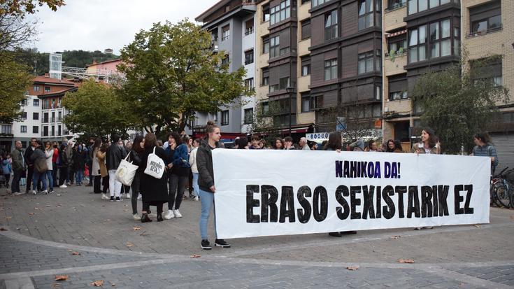 Elkarretaratze jendetsua egin dute Zumaian Zarauzko sexu erasoa salatzeko