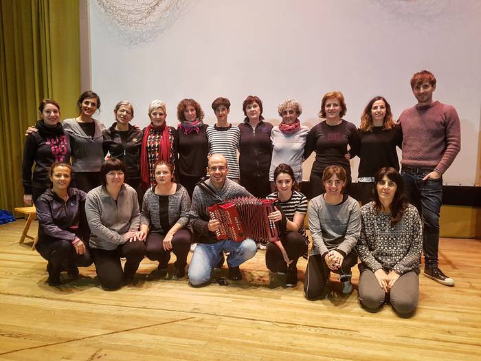 Kolorez betetako dantza saioa eskainiko dute Astinduk eta Korrontzik abenduaren 29an