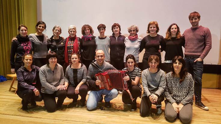 Kolorez betetako dantza saioa eskainiko dute Astinduk eta Korrontzik abenduaren 29an