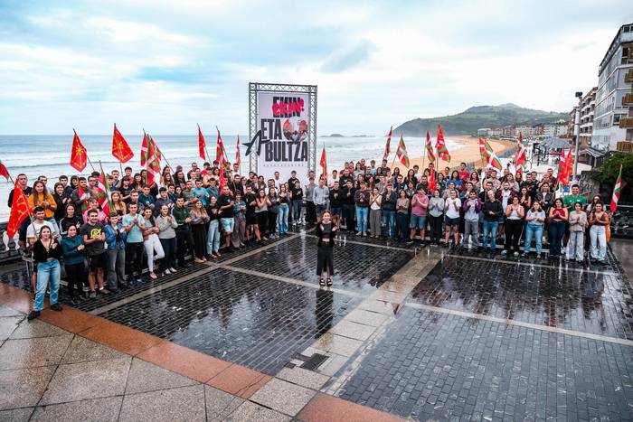 Ernaik agerraldi jendetsua egin du Zarautzen, irailaren 14ko mobilizaziorako deialdia eginez