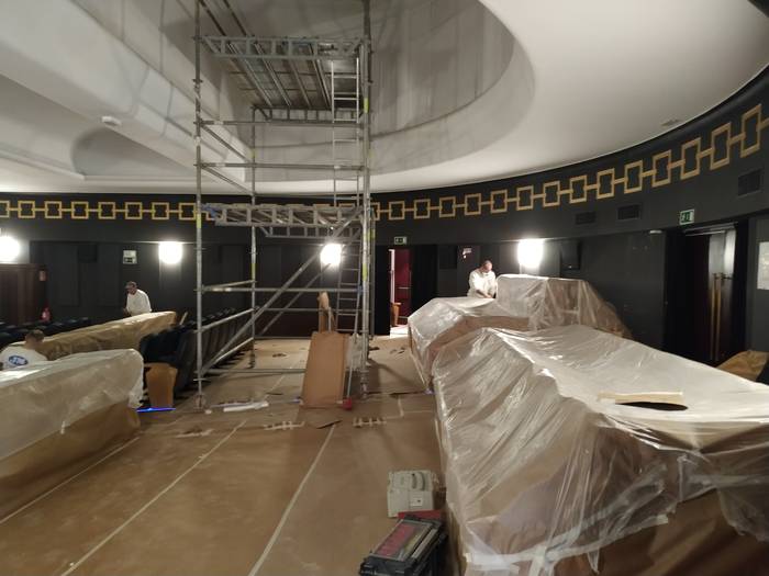 Modelo aretoa itxita, margoketa lanek iraun bitartean