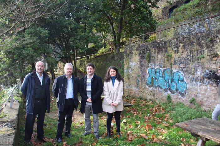 Mutxioko bidea txukuntzeko lanekin hasi dira gaur