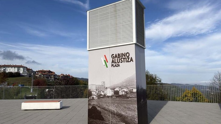 Gabino Alustiza Aiako alkate ohiaren izena duen oroigarria jarri dute haren omenezko plazan