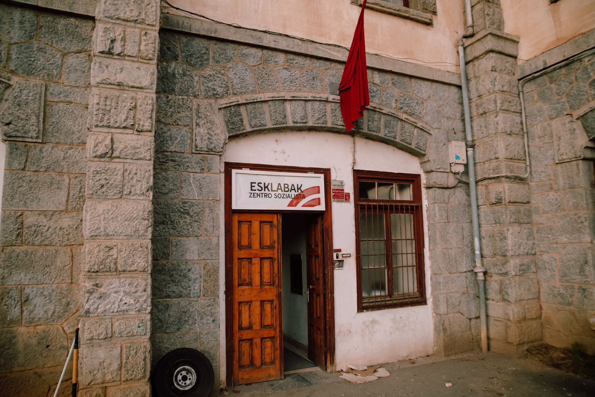 Gerra, miseria eta elkartasuna guztion ahotan dugun garaietan