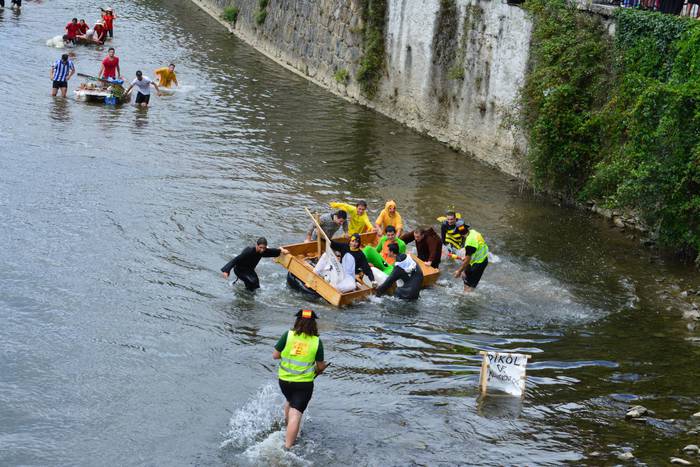 ARGAZKI BILDUMA eta BIDEOA: Festa giroa nagusi Azpeitiko Gaztetxearen urteurreneko baltsa jaitsieran