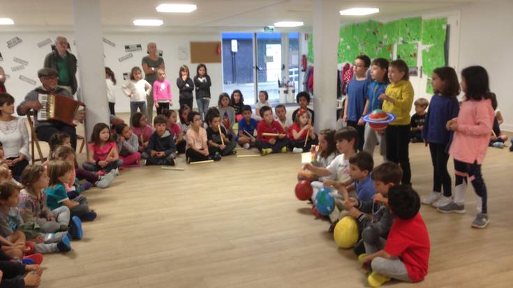 Igor Isusiren hitzekin sortutako abestia kantatu dute Ikastolako haurrek