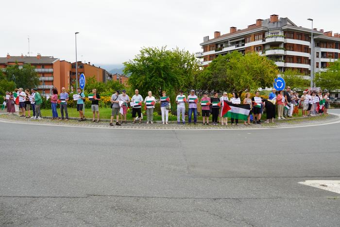 Palestinari elkartasuna adierazteko eta Israelentzat boikota eskatzeko, biribilgunera