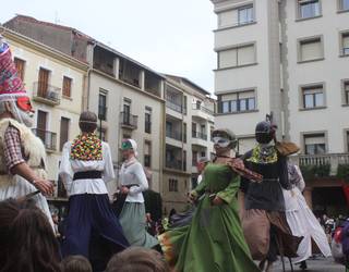 Musikaren erritmoan ibili dira erraldoiak kalejiran