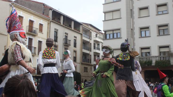 Musikaren erritmoan ibili dira erraldoiak kalejiran