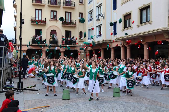 Ostegunean hasiko dira Zarautzen San Pelaio jaietako haurren danborradarako entseguak