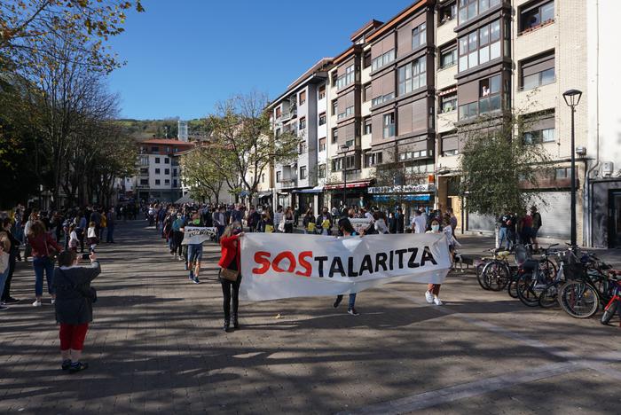 Jendetza izan da Zumaiako ostalaritza sektorearen aldeko manifestazioan
