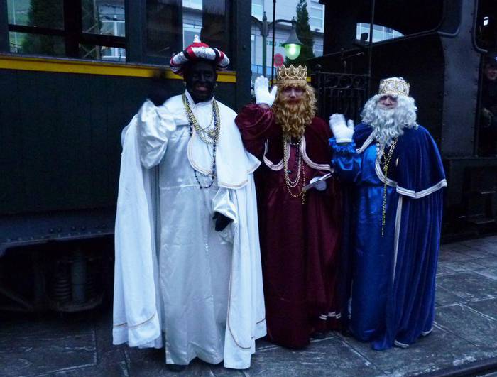 Errege magoen desfileak, gaur, herriz herri