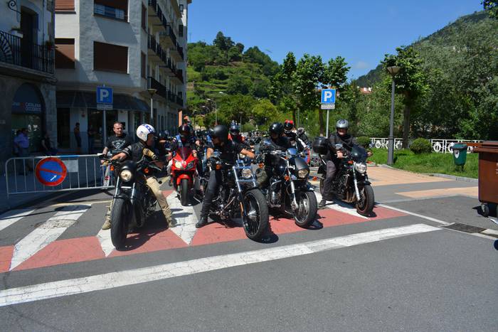 Argazki bilduma: Giro ederrean ekin diote bi ordu inguruko txangoari Azpeitia Motor Festibaleko motorzaleek