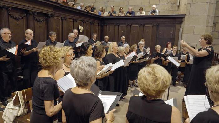 Salbea abestu dute parrokian