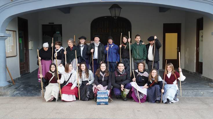 Baserri eta auzoetara eraman dituzte gaur santa eskeko koplak Getarian
