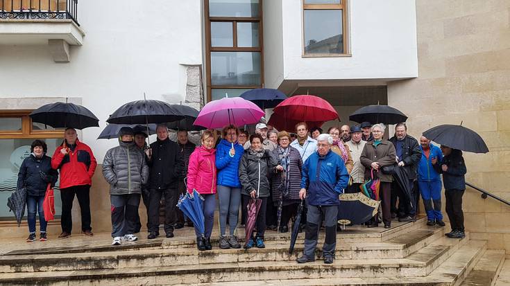 Hainbat lagun elkartu dira udaletxe aurrean pentsioen politika salatzeko