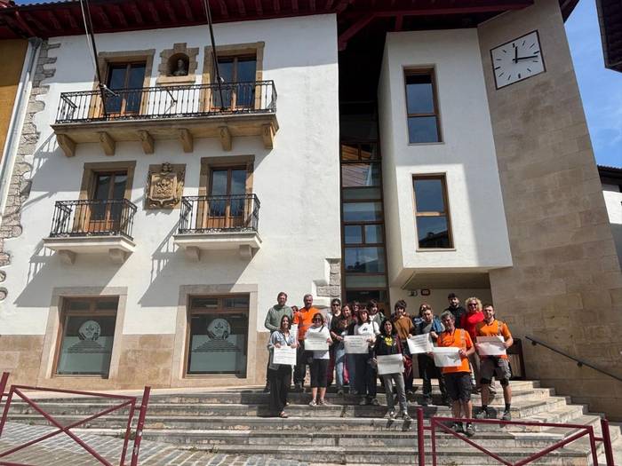 Zumaiako udal langileek bat egin dute ELAk eta LABek udaletxeetan gaur eguerdirako deitutako lanuztearekin