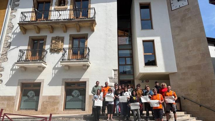 Zumaiako udal langileek bat egin dute ELAk eta LABek udaletxeetan gaur eguerdirako deitutako lanuztearekin