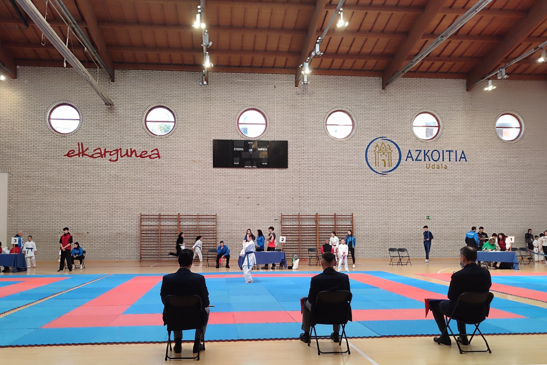Gipuzkoako eskolarteko karate txapelketak hartu du kiroldegia